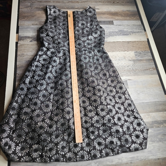 Talbots Sleeveless Black Dress with Silver Daisy Print Size 12 Lined - Picture 12 of 13
